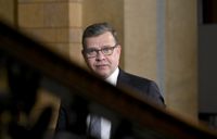 Förhandlarna hade suttit sent på onsdag kväll och Petteri Orpo var mer fåordig än vid tidigare träffar med medierna när han anlände till Ständerhuset på torsdag morgon.