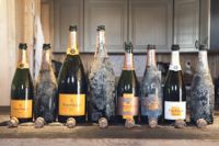De här champagneflaskorna har legat i tre år på havets botten. Exakt var är en hemlighet.