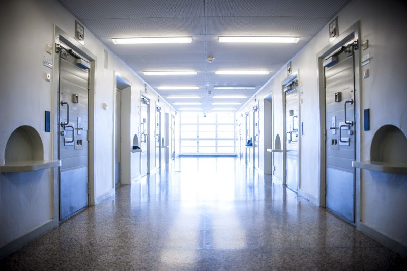 De fem uppsagda tjänstemännen vid fängelset i Riihimäki har varit ansvariga för övervakningen.