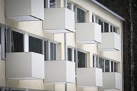 Priset på lägenheter i flervåningshus har sjunkit något mer än bostäder i radhus och parhus, särskilt i Helsingfors.