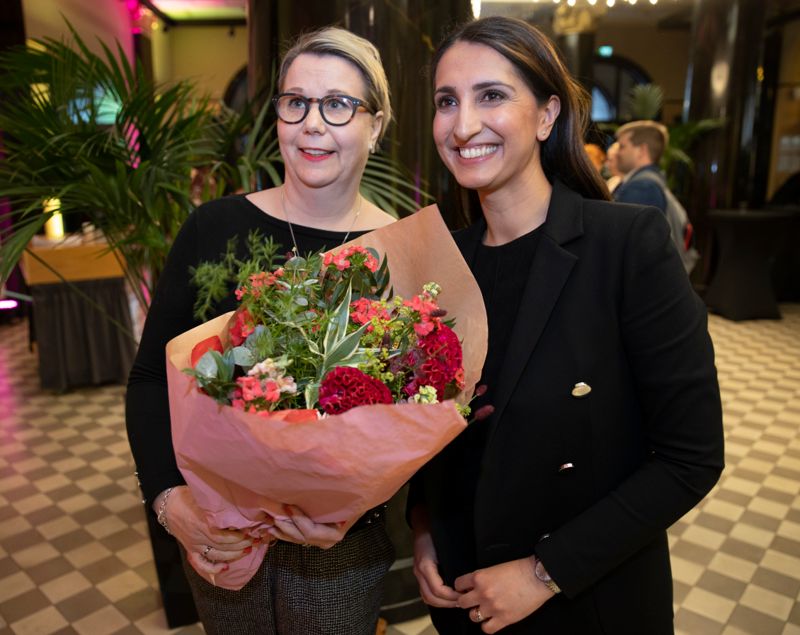 Den nya biträdande borgmästaren Johanna Laisaari tillsammans med Nasima Razmyar som slutar på posten efter att hon blev invald i riksdagen.