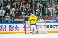 Sveriges målvakt Lasse Johansson deppar efter Lettlands 3–1-mål.