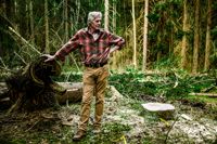 Martin Tivell är förespråkare för naturnära skogsbruk där man inte kalhugger utan tar ner vissa träd och låter resten stå. Det här görs för att öka den biologiska mångfalden och för att binda mera kol i skogen.