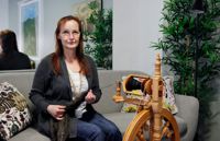 Anu Tikka-Blomqvist lärde sig att spinna garn år 2019. I dag har hon åtta spinnrockar hemma och spinner så mycket som tiden tillåter.