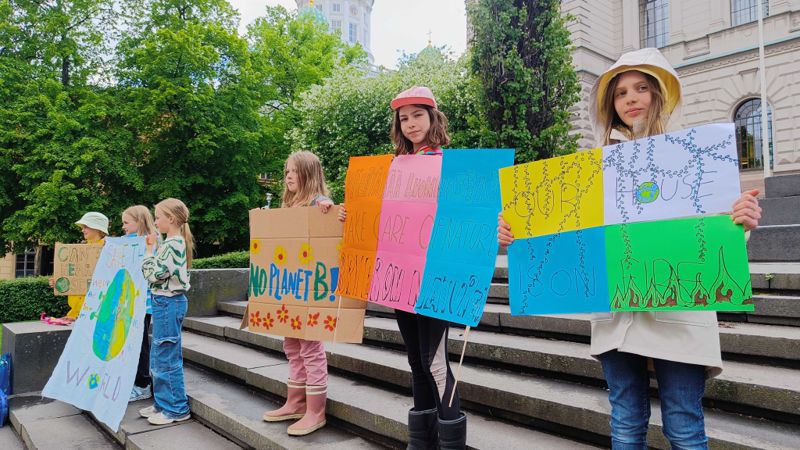 Molly Grönroos (t.h.) säger att man får bra med uppmärksamhet via en demonstration. Till vänster Edith Welander och Alena Lindholm.