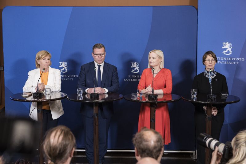 Kan den här regeringsunderlaget fortsätta förhandla? Det klarnar efter den svenska riksdagsgruppens möte.