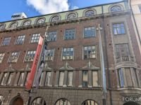 SFP samlas på partikansliet på Georgsgatan 27. Partikansliet har samma ingång som Amos Andersons hemmuseum. En del av lördagens museibesökare har varit lite förvånade över den stora uppståndelsen vid museets entré.