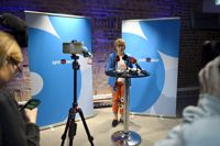 SFP:s ordförande Anna-Maja Henriksson efter svenska riksdagsgruppens maratonmöte i lördags där partiet krävde revideringar till de dokument om invandringen och klimatfrågorna som lagts fram på Ständerhuset. Vissa av justeringarna fick partiet igenom.