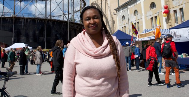 Människorättsaktivisten i folkvimlet i Södervik under Världen i byn-festivalen. 