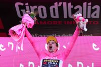 Primoz Roglic fick dra på sig maglia rosa, den rosa ledartröjan, i Rom efter att ha vunnit Giro d'Italia.