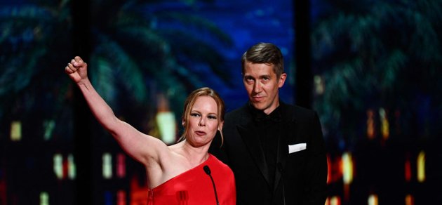 Huvudrollsinnehavarna Alma Pöysti och Jussi Vatanen tog emot jurypriset i Cannes för filmen Fallna löv på lördagskvällen.