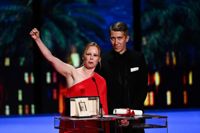 Huvudrollsinnehavarna Alma Pöysti och Jussi Vatanen tog emot jurypriset i Cannes för filmen Fallna löv på lördagskvällen.