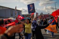Anhängare till Recep Tayyip Erdogan dansar på Istanbuls gator den 23 maj.