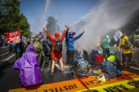 Flera tusen klimataktivister blockerade en motorväg i nederländska Haag på lördagen.