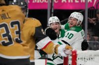Dallas Ty Dellandrea (till höger) kramas om efter sitt andra mål.