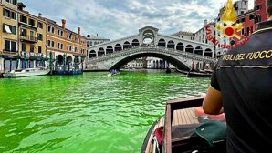 En bild från Venedigs brandkår visar hur vattnet vid Rialtobron färgats grön.