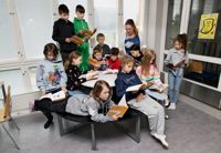 Annika Gustafsson-Flincks elever i Kvarnbackens skola tycker det är roligt att läsa. I bakre raden Martin Voima, Leon Osmala, Malte Tavastila, Liam Roberts och Annika Gustafsson-Flinck. Sittande från vänster och runt bordet Lily Norrman, Lennie Raunio, Rasmus Åkermarck, Vilda Wickholm, Daniela Sivèn, Sam Rigby och Victor Wennerqvist. Längst till höger Ava Andersson.