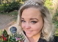 Jessica Broman-Vikström från Karis utsågs till publikens favorit i modelltävlingen Miss plus Size 2023.
