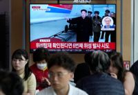 En tv-skärm på Seouls tågstation visar Nordkoreas ledare Kim Jong-Un. Nordkorea meddelade på onsdagen att en uppskjutning av en spionsatellit misslyckats.