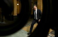 Petteri Orpo stegar in till förhandlingarna lite efter åtta den sista maj.