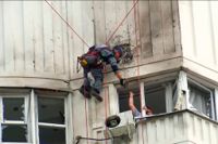 En lägenhet som skadats i en drönarattack i Moskva i tisdags inspekteras.