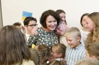 Jenni Haukio har under sin tid som presidenthustru ägnat mycket tid åt bland annat barns och ungas välmående. På bilden omringas hon av ukrainska barn som deltog i ett sommarläger på Nationalmuseum i fjol.