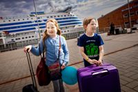 Med kappsäcken full av godis återvänder syskonen Erika och Elias Merivirta från Stockholmsresan. Roligast var Junibacken, tycker de.