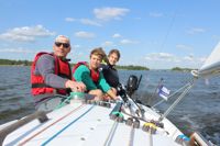 Kjell Björklund, Rufus Svensson och Cesar Westerholm fräser fram i Ekenäs Segelsällskaps H-båt Maire.