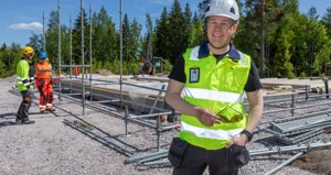 Vi är nu på gång med att bygga väggar och därefter följer salens tak, säger Mika Lehtimäki.