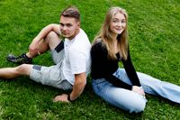 Valter Nyholm och Fanny von Schantz tycker att gymnasietiden gått snabbt trots pandemin. – Det sista året var ju ganska normalt så man har glömt mycket av coronatiden, säger von Schantz.