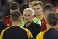 Portuguese tränare Jose Mourinho talar med sina spelare efter deras förlust mot Sevilla.