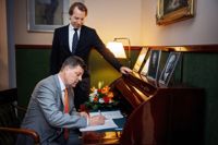Konstsamfundets vd Stefan Björkman och Bonnier News vd Anders Eriksson undertecknade avtalet kvällen den 31 maj 2023. Fotograf: Cata Portin.