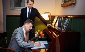 Anders Eriksson vd Bonnier News och Stefan Björkman vd Föreningen Konstsamfundet undertecknar avtalet.