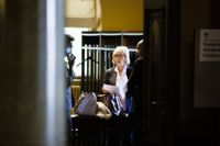 Anna-Maja Henriksson i Ständerhuset 2 juni på väg till regeringsförhandlingarna och det så kallade ordförandebordet.