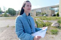 Ina Aittanen från YIT berättar att tomten som företaget ska bygga de nya bostadshusen på vid Norra hamnen i Ekenäs har en ny ägare, Ålandsbankens tomtfond. En av de närmaste grannarna blir bostadsbolaget Port 19 i bakgrunden.