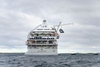 Lyxkryssaren Silver wind lyckades vira ner sina rib-båtar i vattnet och köra in turister till gästhamnen på Örö, trots frisk byig vind.