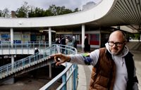 – Jag älskar arkitektur och skulle ha velat bli arkitekt, säger Tuomas Enbuske som beundrar tidsandan från 1960-talet i köpcentret Puhos.