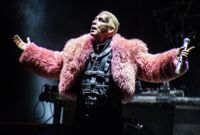 Medarbetare runt Rammstein handplockar systematiskt unga kvinnor för att ha sex med frontmannen Till Lindemann, enligt vittnesmål i sociala medier och en granskning i tyska medier. Arkivbild.