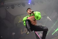 Jere Pöyhönen, mer känd under artistnamnet Käärijä, dök plötsligt upp i en spårvagn i Helsingfors – där han höll en konsert.