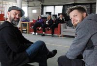 Jaakko Kujala, t.v. som ingår i styrelsen för föreningen Pensselitehdas, hoppas att den gamla hallen ska bli ett centrum inte bara för musik utan för all form av scenkonst. Bredvid honom Aleksi Hakala som är hyresgäst i Penselfabriken och i bakgrunden ungdomsarbetare Maija Ahtinen, chefen för ungdomstjänsterna Nina Jorkama och ungdomsarbetare Lasse Yrjölä.