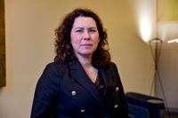 Endast 3,7 procent av statens tjänstemän har svenska som modersmål. – Utredningen bevisar det vi vet: svenskspråkiga kommer inte till staten av olika orsaker, säger Corinna Tammenmaa vid Justitieministeriet.