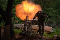 Ukrainska soldater avfyrar en granatkastare mot ryska ställningar i närheten av Bachmut i länet Donetsk.