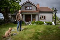 Simon Hallqvist har ägnat de senaste åren åt att återställa Kofverhag gård till sitt ursprungliga skick. Elvaåriga hunden Ollie trivs på gården.