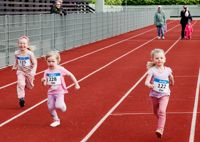Fem år gamla Liina Hainola, Viola Salminen och Lia Broman på upploppet i 40 meter löpning.