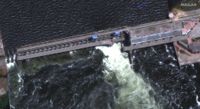 Satellitbild över kraftverksdammen Kachovka där vatten forsar fram.