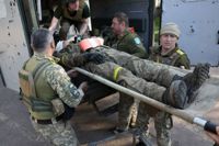 En sårad ukrainsk soldat blir evakuerad nära frontlinjen i Donetsk.