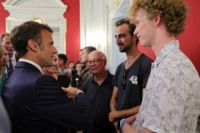Frankrikes president Emmanuel Macron besökte Annecy dagen efter knivdåden. Han träffade också Henri, andra från höger, som svingade sin ryggsäck mot angriparen och sannolikt avvärjde fortsatta attacker.