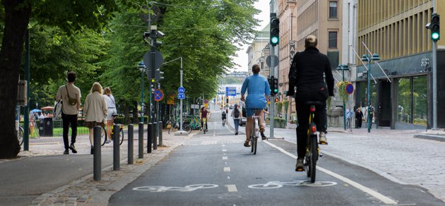 På Södra Esplanaden samsas cyklister och bilister om utrymmet på gatan. Bättre skyltning utlovas till den här sommaren.