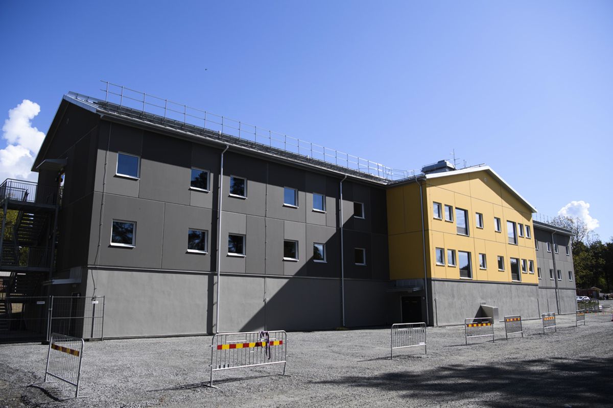 Fem fulla fångar rymde från anstalt