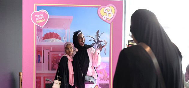 En vecka in i augusti blev Barbie den första av en kvinna regisserad film som dragit in över en miljard dollar i biljettintäkter. Bilden från Finnkinos biograf i Tennispalatset i Helsingfors.